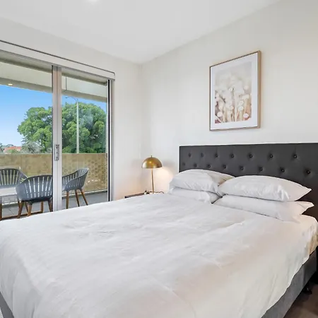 Modern 2-Bed St Kilda Apartment Near Shops Melbourne Exterior photo
