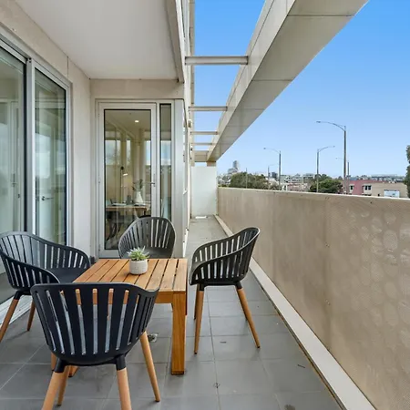 Modern 2-Bed St Kilda Apartment Near Shops Melbourne Exterior photo