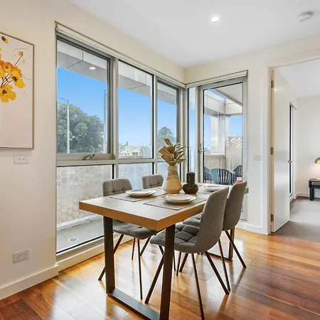 Modern 2-Bed St Kilda Apartment Near Shops Melbourne Exterior photo