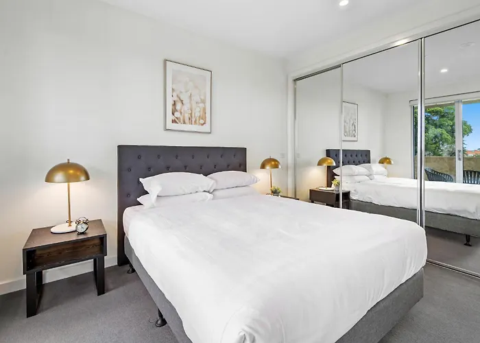 Modern 2-Bed St Kilda Apartment Near Shops