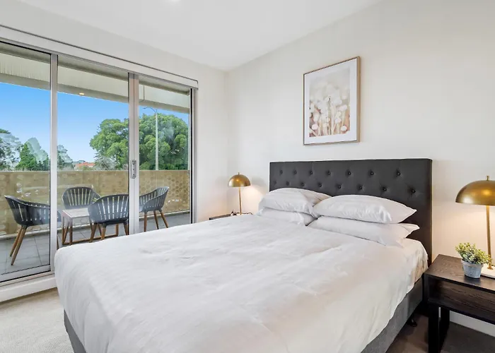 Modern 2-Bed St Kilda Apartment Near Shops