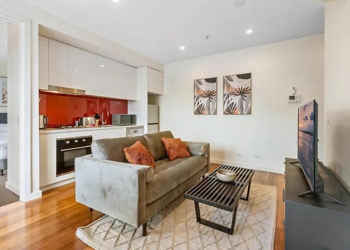 Modern 2-Bed St Kilda Apartment Near Shops